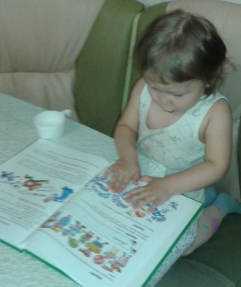 Двухлетняя Ангелина читает по картинкам